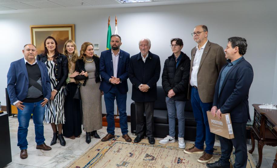 Parananese que vai representar Brasil em Olimpíada de IA ganha notebook e conta trajetória