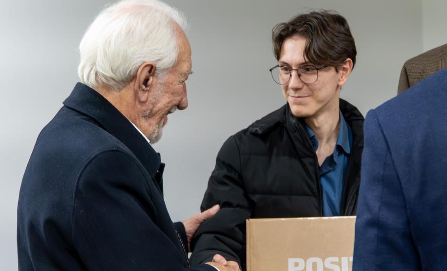 Parananese que vai representar Brasil em Olimpíada de IA ganha notebook e conta trajetória