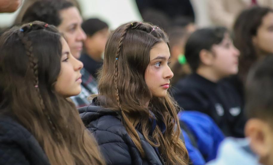 Mais tecnologia: Estado entrega 25 mil tablets e 2,8 mil carrinhos de recarga para escolas