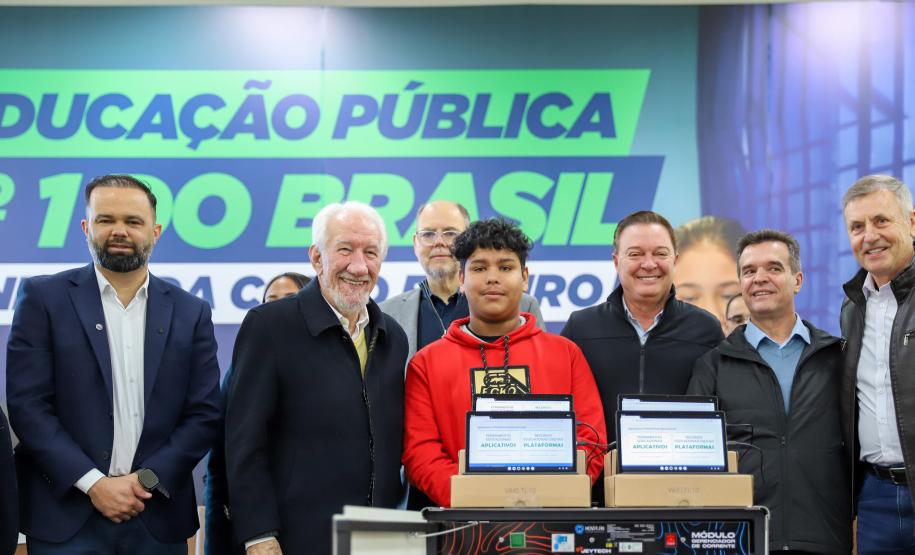 Mais tecnologia: Estado entrega 25 mil tablets e 2,8 mil carrinhos de recarga para escolas