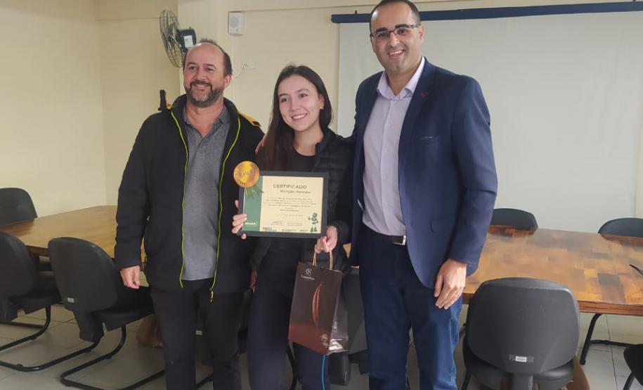 Duas alunas da rede estadual conquistam medalha de ouro na Olimpíada Nacional de IA