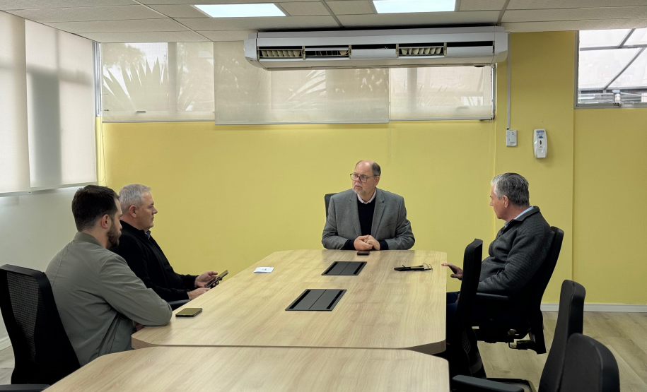 Secretário Alex Canziani recebe na Seia o prefeito de Jaguapitã