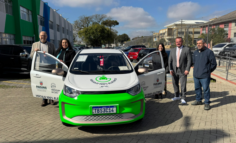 SEIA entrega carros elétricos para três municípios do Paraná