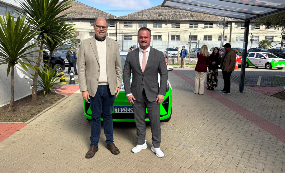 SEIA entrega carros elétricos para três municípios do Paraná