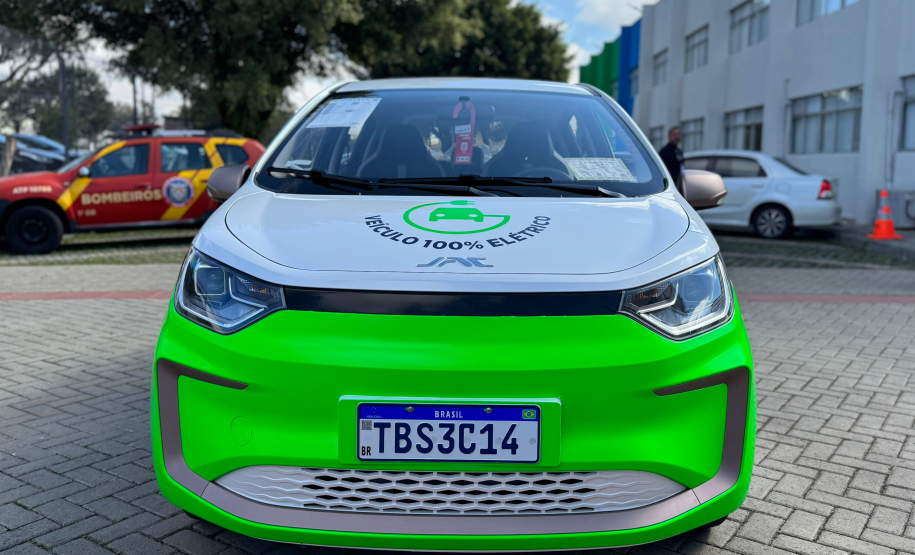 SEIA entrega carros elétricos para três municípios do Paraná