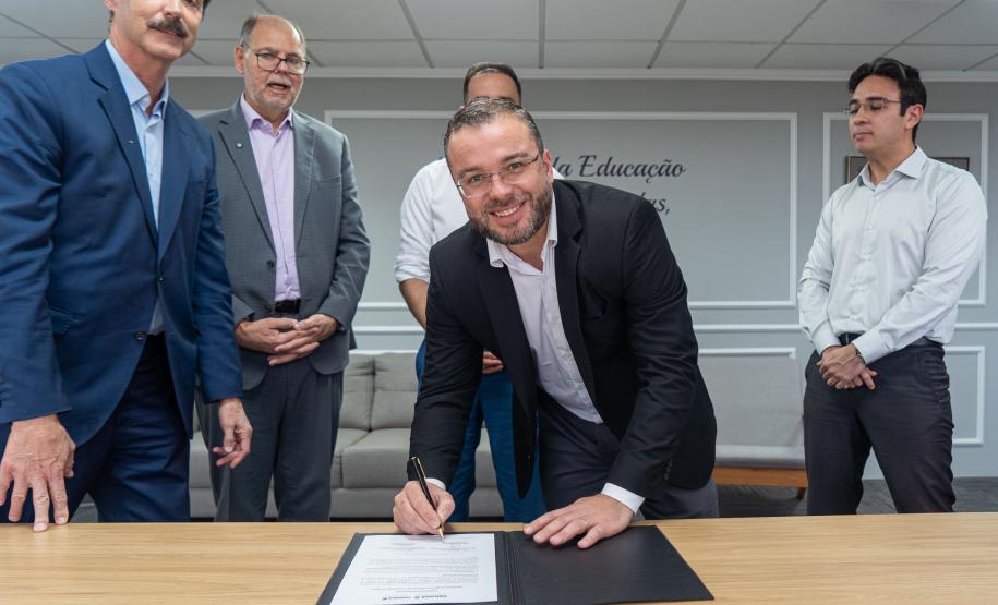 Paraná Global: Estado vai fortalecer inglês de alunos da rede estadual para o mercado