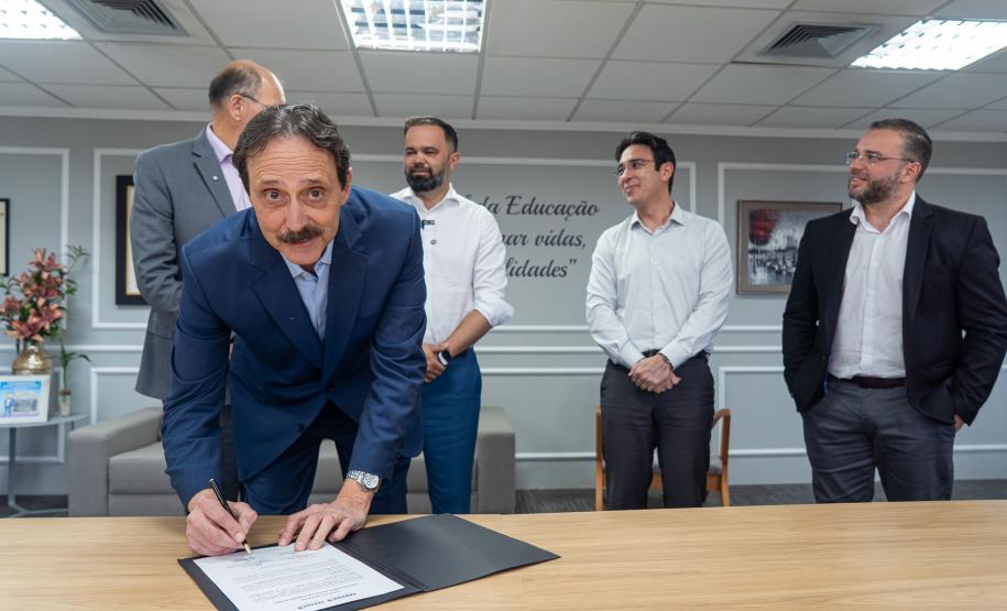 Paraná Global: Estado vai fortalecer inglês de alunos da rede estadual para o mercado