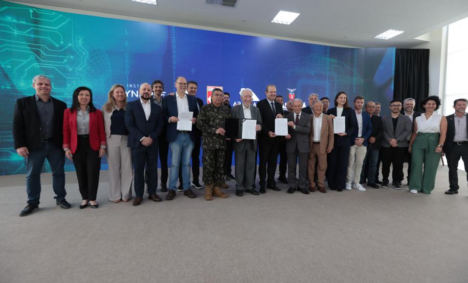 Paraná firma parceria com Exército para pesquisas com IA e cibersegurança