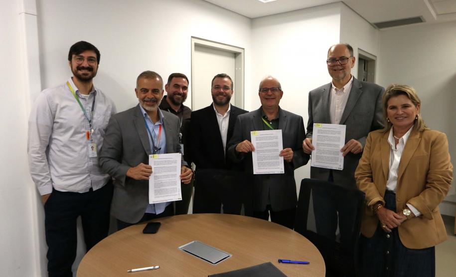 Estado firma parceria com CNPEM para cooperação em IA e materiais recicláveis da UEL