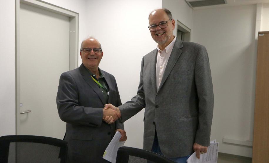 Estado firma parceria com CNPEM para cooperação em IA e materiais recicláveis da UEL