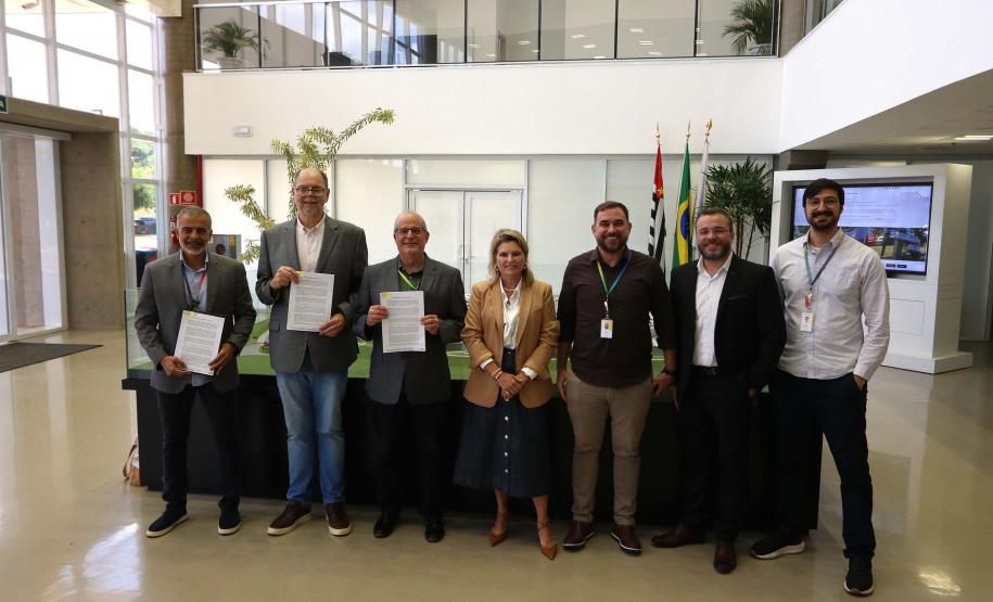 Estado firma parceria com CNPEM para cooperação em IA e materiais recicláveis da UEL