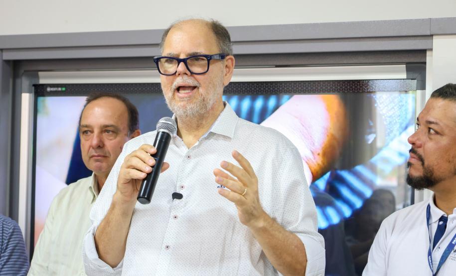 Menina conhece impressora 3D da Carreta da Inovação e recebe prótese de mão desenvolvida pelo Estado Foto: Prefeitura de Mamborê