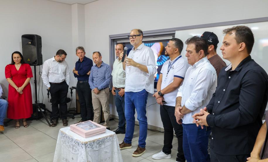 Menina conhece impressora 3D da Carreta da Inovação e recebe prótese de mão desenvolvida pelo Estado Foto: Prefeitura de Mamborê