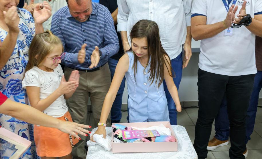 Menina conhece impressora 3D da Carreta da Inovação e recebe prótese de mão desenvolvida pelo Estado Foto: Prefeitura de Mamborê