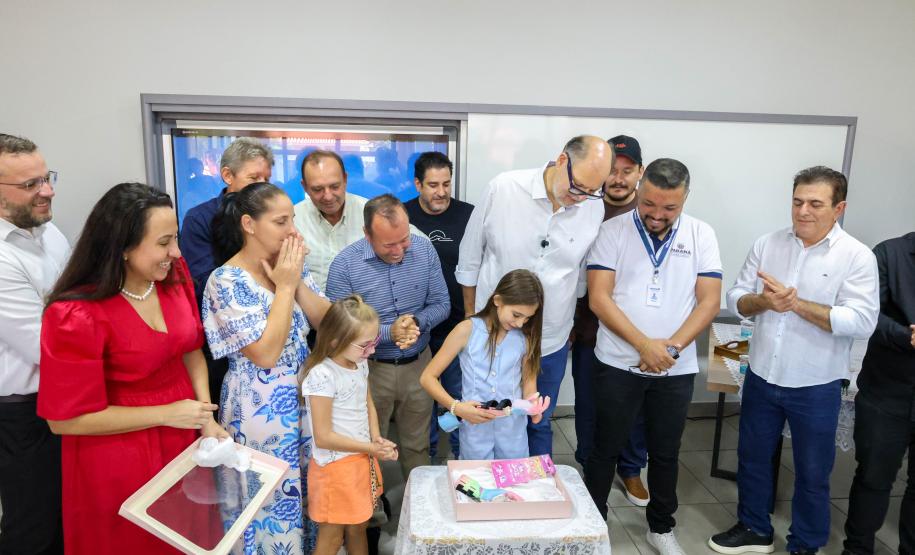 Menina conhece impressora 3D da Carreta da Inovação e recebe prótese de mão desenvolvida pelo Estado Foto: Prefeitura de Mamborê