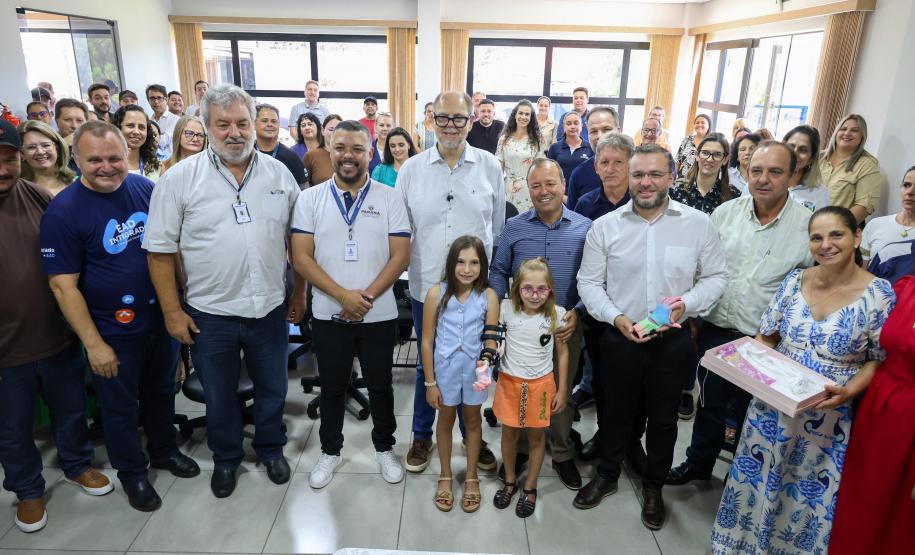 Menina conhece impressora 3D da Carreta da Inovação e recebe prótese de mão desenvolvida pelo Estado Foto: Prefeitura de Mamborê