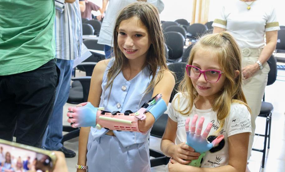 Menina conhece impressora 3D da Carreta da Inovação e recebe prótese de mão desenvolvida pelo Estado Foto: Prefeitura de Mamborê