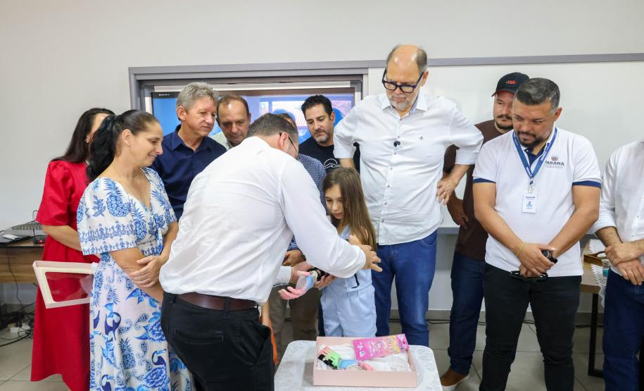 Menina conhece impressora 3D da Carreta da Inovação e recebe prótese de mão desenvolvida pelo Estado Foto: Prefeitura de Mamborê