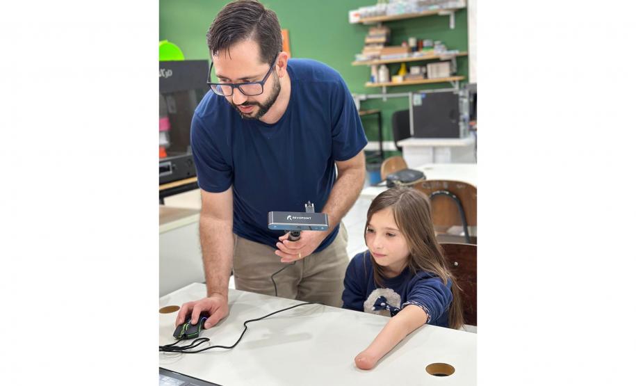 Menina conhece impressora 3D da Carreta da Inovação e recebe prótese de mão desenvolvida pelo Estado Foto: Prefeitura de Mamborê