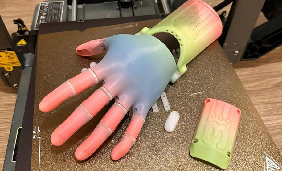 Menina conhece impressora 3D da Carreta da Inovação e recebe prótese de mão desenvolvida pelo Estado Foto: Prefeitura de Mamborê