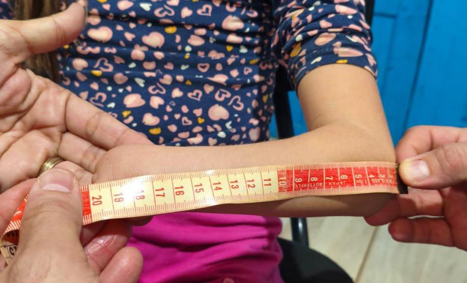 Menina conhece impressora 3D da Carreta da Inovação e recebe prótese de mão desenvolvida pelo Estado Foto: Prefeitura de Mamborê