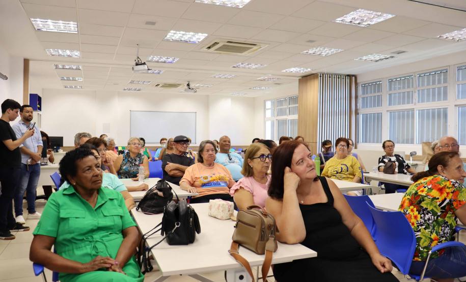 Mais de 100 idosos participam de workshops sobre letramento em inteligência artificial