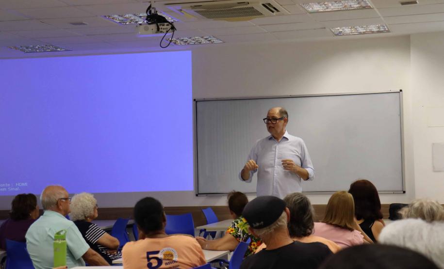 Mais de 100 idosos participam de workshops sobre letramento em inteligência artificial