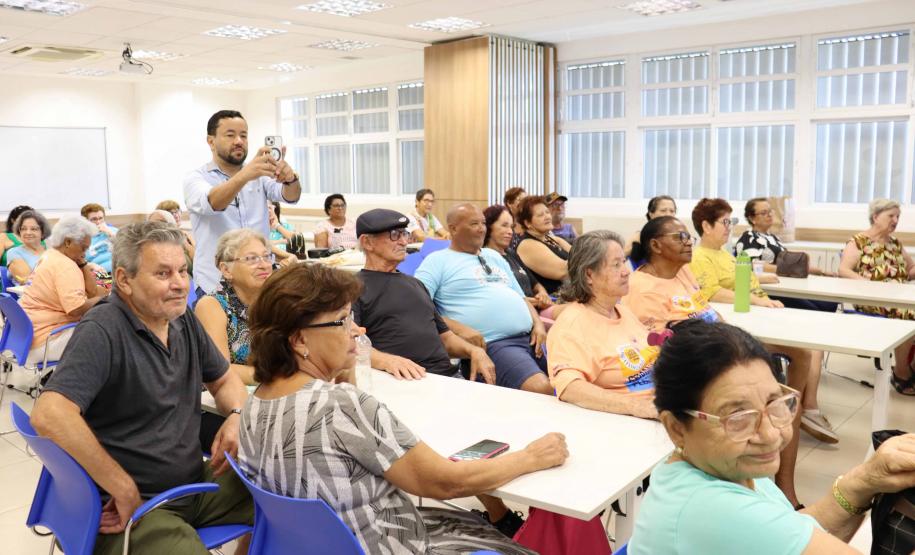 Mais de 100 idosos participam de workshops sobre letramento em inteligência artificial