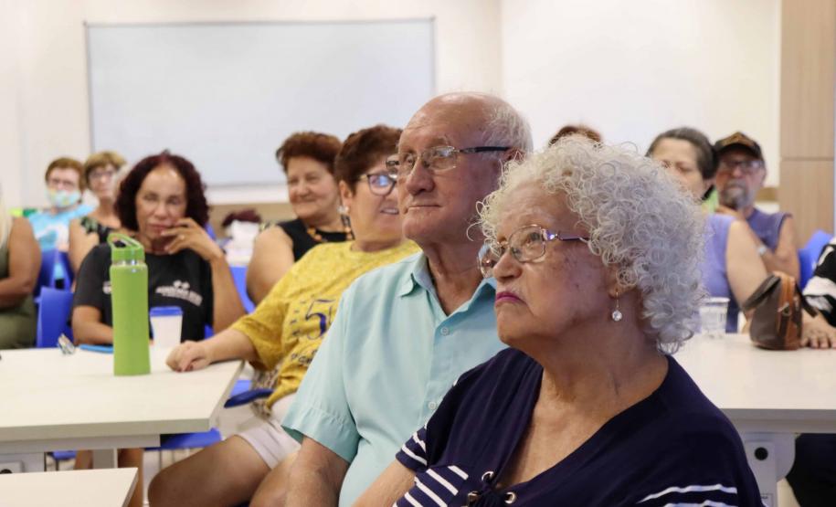 Mais de 100 idosos participam de workshops sobre letramento em inteligência artificial